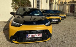 nowa toyota znika w ciemno. jest ładna, szybka i spala 3,9 l na 100 km. ile kosztuje?