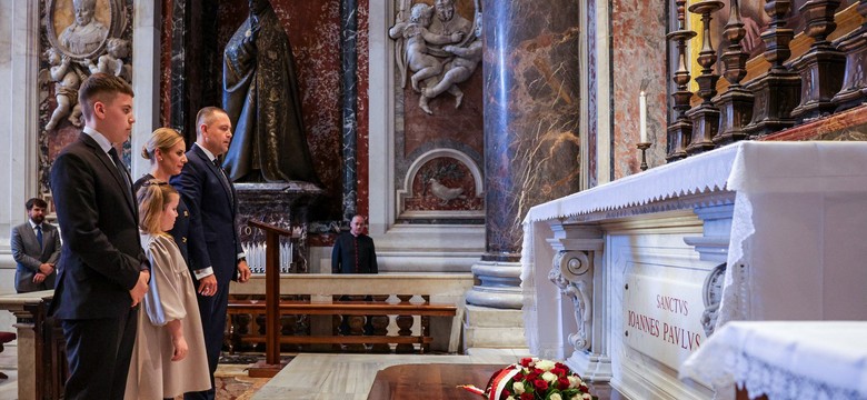 Para prezydencka w Watykanie. Złożyli kwiaty na grobie Jana Pawła II