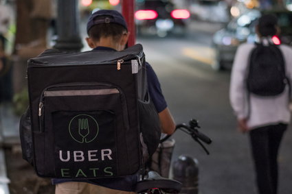 Uber Eats rozwija się w Japonii dzięki kurierom seniorom