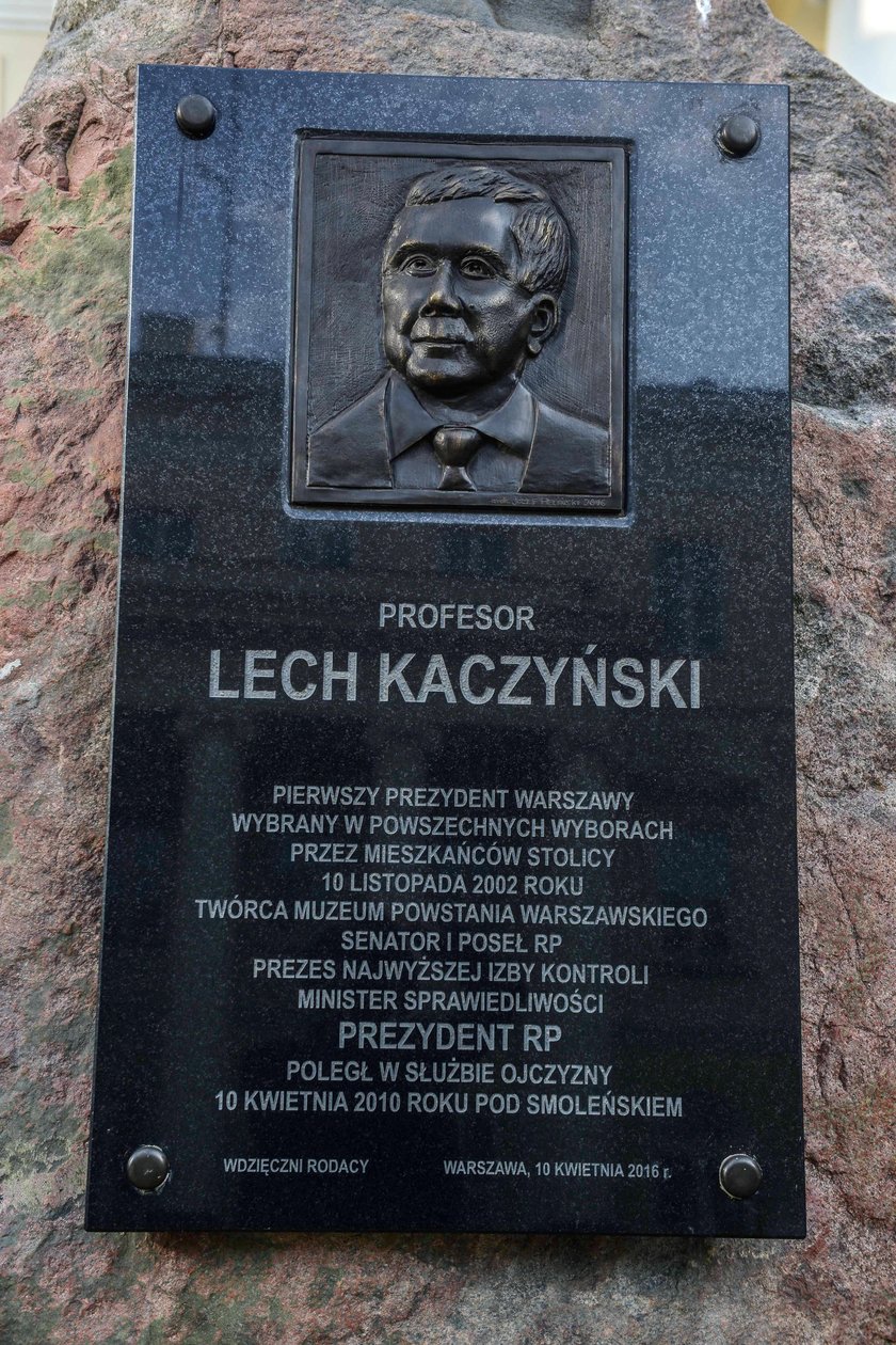 Obelisk z tablicą pamięci śp. Lecha Kaczyńskiego na dziedzińcu Mazowieckiego Urzędu Wojewódzkiego przy pl. Bankowym w Warszawie