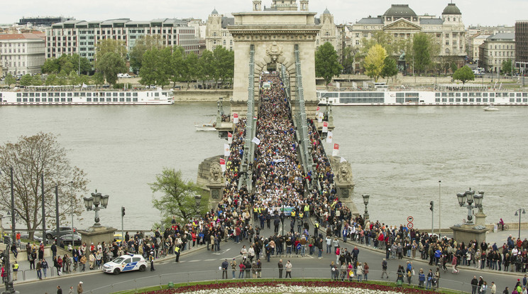A holokauszt áldozataira emlékező, több ezer emberből álló menet /Fotó: MTI