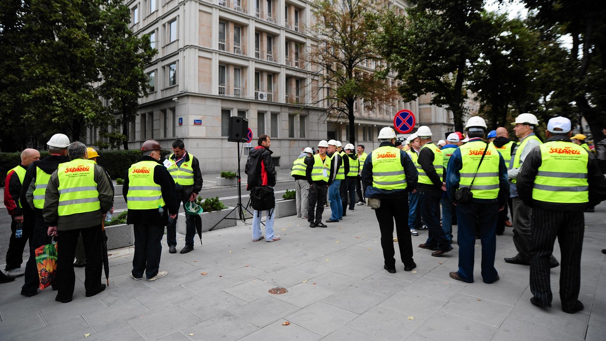 Solidarna Polska chce, by szefowie central związkowych uczestniczący w protestach w Warszawie byli obecni w Sejmie w czwartek podczas informacji rządu na temat dialogu z organizacjami związkowymi. O informację wnioskował klub SP.