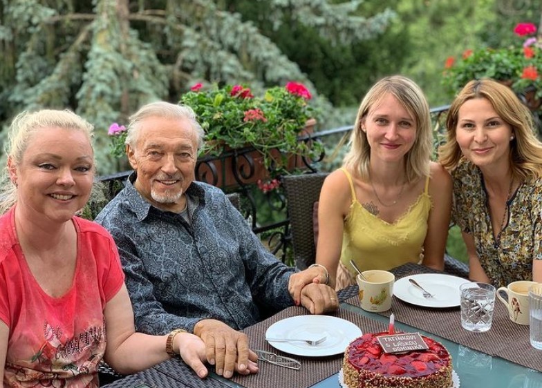 Spevák Karel Gott († 80) s manželkou Ivanou a dcérami Dominikou a Luciou.