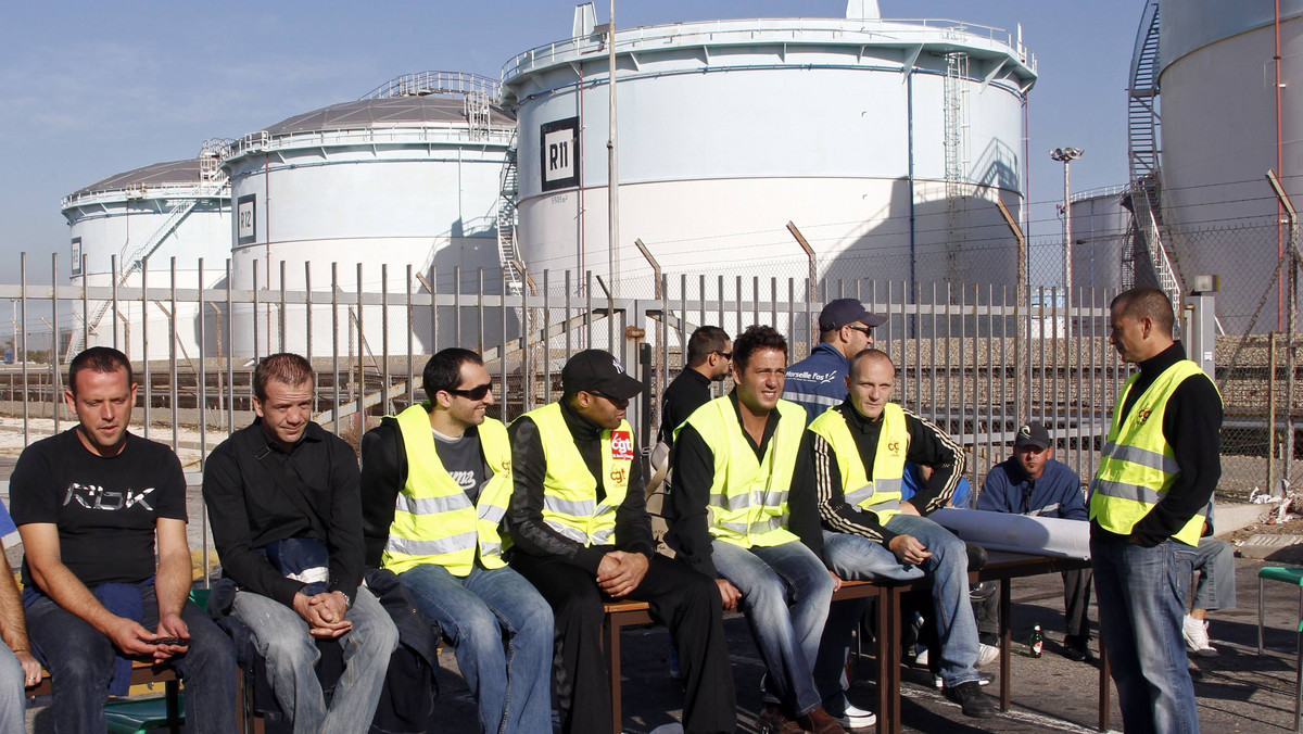 - Pracownicy tylko jednej z czterech rafinerii w regionie Marsylii zagłosowali za przyłączeniem się do strajku w tamtejszym porcie, łagodząc obawy przed wstrzymaniem produkcji tej branży na południu Francji - poinformowali przedstawiciele związku zawodowego CGT.