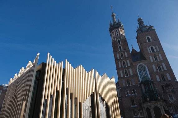 Nowe stoiska kwiaciarek w Krakowie. To minimalistyczne konstrukcje