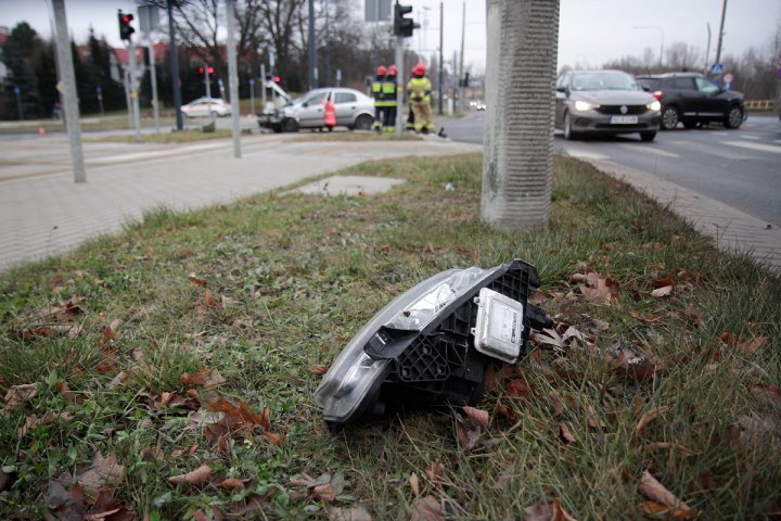 Groźne zdarzenie na ul. Tuwima. Kierująca nissanem kobieta w ciąży zderzyła się z oplem [ZDJĘCIA]