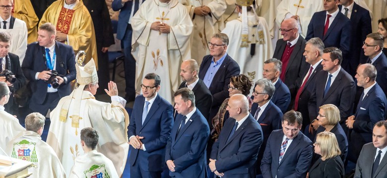 Przedstawiciele rządu na urodzinach Radia Maryja. Wspólne wykonanie "Abba Ojcze" zwróciło uwagę internautów