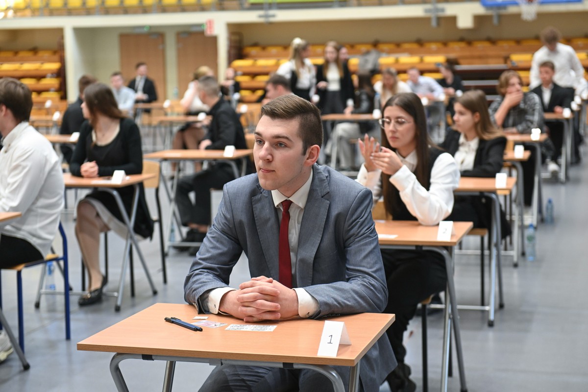 Matura 2024. Dziś maturzyści zdają pisemny egzamin z historii oraz pisemne egzaminy z języka hiszpańskiego na poziomie rozszerzonym i dwujęzycznym. (ad) PAP/Marcin Bielecki