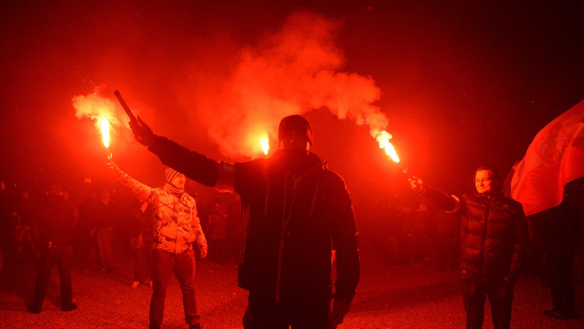 uczestnicy marszu na błoniach Stadionu Narodowego