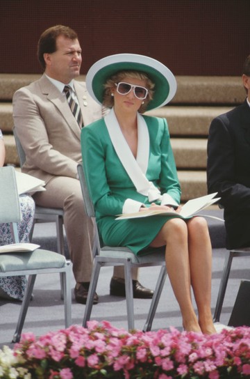 A statement napszemüveg idén is hódít! Diana hercegné 1988-ban elegáns, zöld ruhával és hozzá illő kalappal viselte. 