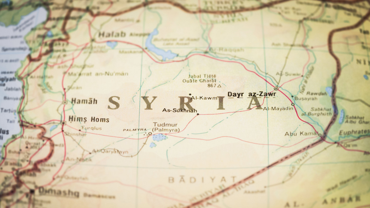 Atak z użyciem gazu chlorowego przeprowadzono w kontrolowanym przez rebeliantów mieście Sarakib na północnym zachodzie Syrii; w ataku obrażenia odniosło dziewięć osób, w tym trzech ratowników Białych Hełmów – poinformowała wczoraj ta organizacja pomocowa.