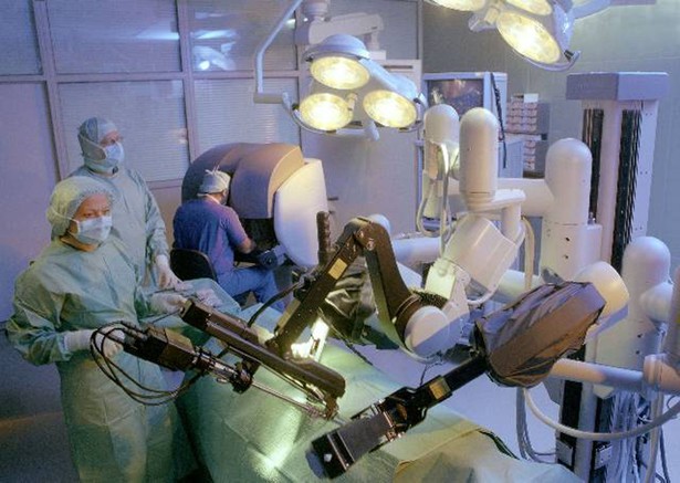 Intuitive Surgical Inc. to firma specjalizująca się w projektowaniu, produkcji i sprzedaży wyspecjalizowanego sprzętu medycznego. Według magazynu Forbesa jest trzecia na liście najbardziej innowacyjnych przedsiębiorstw. Na zdjęciu zespół lekarzy przeprowadza operację z użyciem systemu chirurgiczne da Vinci, który umożliwia zabieg na sercu bez rozcinania klatki piersiowej pacjenta.