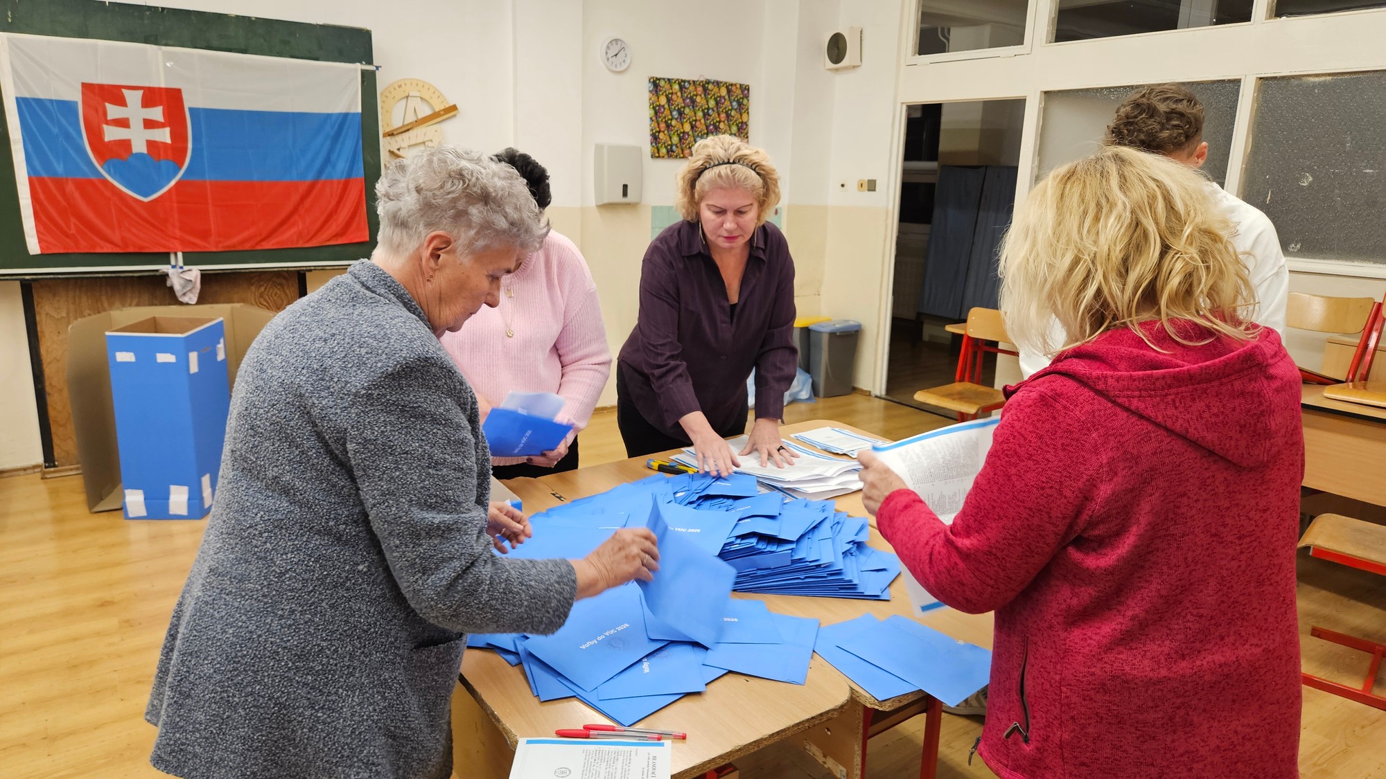Na Slovensku sa v sobotu konali spojené voľby do orgánov samosprávy obcí a do orgánov samosprávnych krajov. 