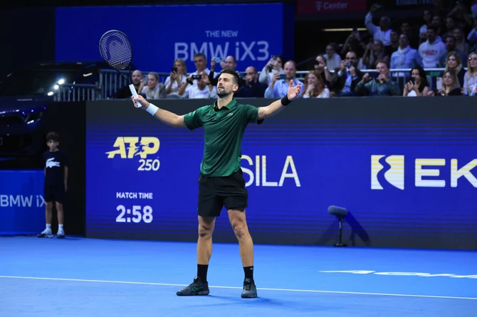 Novak je u Atini prošle godine nosio sličnu kombinaciju