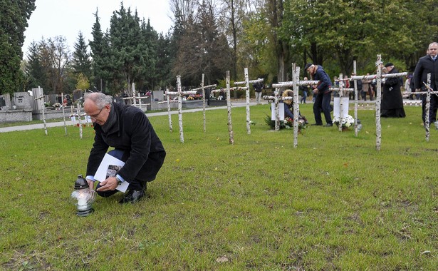 Ziemia z warszawskiej Łączki nagrodą od IPN za pomoc przy poszukiwaniu szczątków