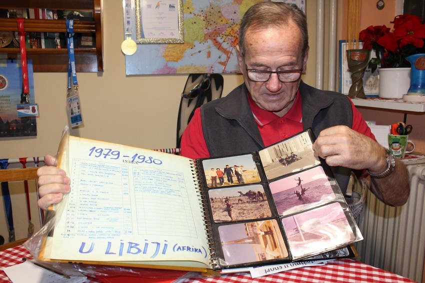 Ištvan Priboj sa albumom fotografija iz Libije