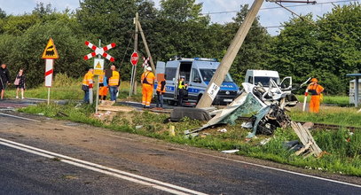 Tragedia na przejeździe kolejowym w Dworku. Bus wpadł pod pociąg osobowy