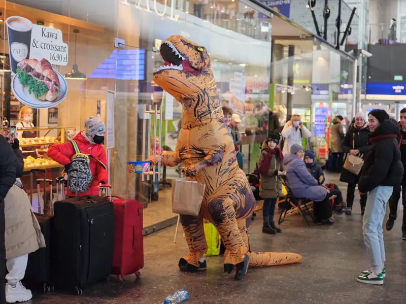 Tomek w kostiumie dinozaura