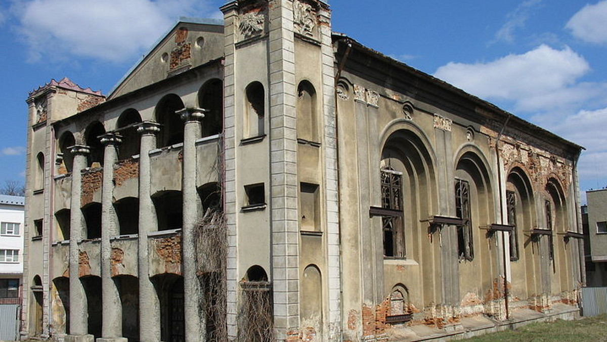 W maju tego roku XIX-wieczna synagoga w Dąbrowie Tarnowskiej (woj. małopolskie) po odbudowie zostanie udostępniona zwiedzającym. Remont całkowicie zdewastowanego zabytku trwał od 2007 roku i był możliwy dzięki unijnej dotacji.