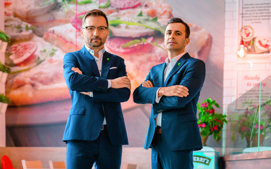 Daniel Piekarski (z lewej) i Michał Igor Piasecki uznali, że kryzys to dobry moment na zrobienie własnego biznesu gastronomicznego – na jesieni 2021 r. przejęli polską sieć hiszpańskiej Telepizzy.