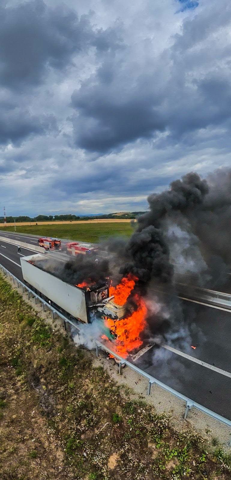 Cestu R4 pri Košickej Polianke pre požiar kamiónu uzavreli.