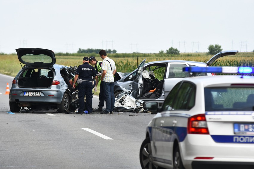 Stravična nesreća kod Kaća, tri ženske osobe poginule na licu mesta