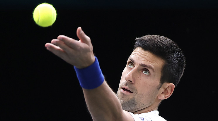 A világelső szerb Novak Djokovic Fucsovics Márton ellen játszik a párizsi keménypályás férfi tenisztorna második fordulójában. / Fotó: MTI/EPA/Ian Langsdon