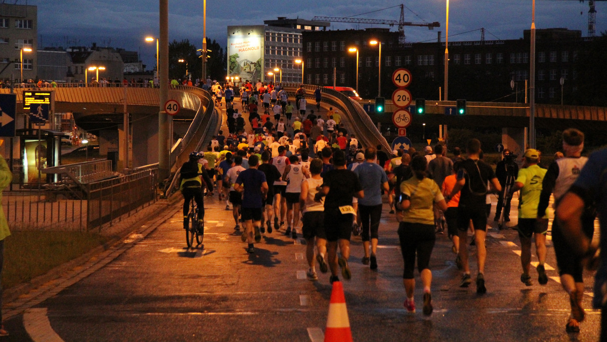 Już w przyszłą sobotę (20 czerwca) odbędzie się 3. Nocny Wrocław Półmaraton. Po raz pierwszy w historii na starcie zawodów stanie komplet uczestników. W sumie ulicami miasta pobiegnie 7,5 tys. osób z 29 krajów świata. Sporą atrakcją, nie tylko dla biegaczy, mają być wydarzenia, jakie w dniu imprezy odbywać się będą na wrocławskich mostach.