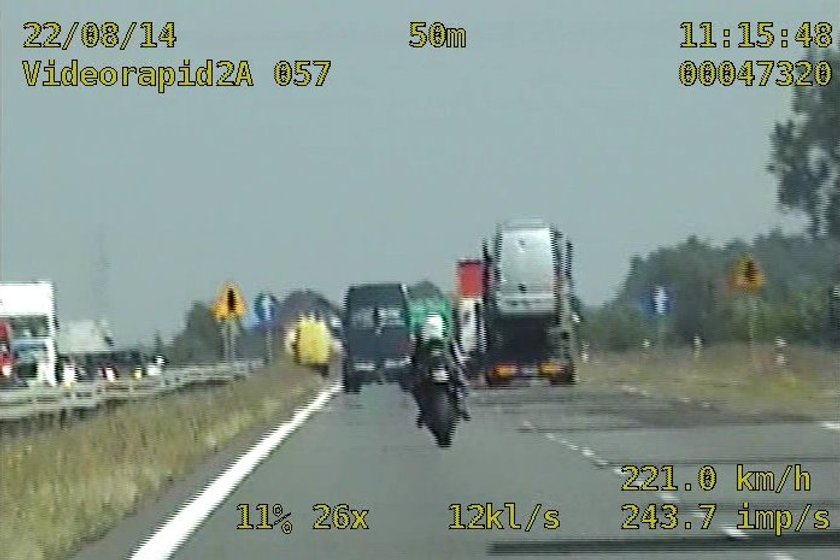 Motocyklista ucieka przed policją