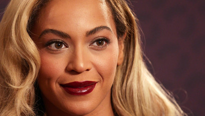 Kínos baki: Beyoncé rakoncátlan mellei kibuggyantak a színpadon – videó
