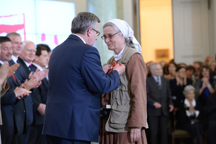 Prezydent Bronisław Komorowski wręczył siostrze Małgorzacie Chmielewskiej Krzyż Komandorski Orderu Odrodzenia Polski podczas uroczystości wręczenia w odznaczenia państwowych z okazji Święta Wolności w 25. rocznicę wyborów czerwcowych