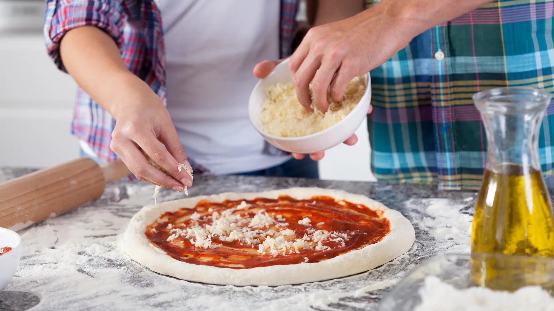 Jak upiec włoską pizzę? Pomoże specjalny piec lub kamień do pieczenia