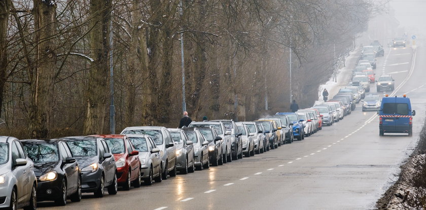 Kolejki do testów na COVID-19 i szpitali. Dramatyczny apel pielęgniarki: "Chcecie, żeby Wasi bliscy umierali w domach?"