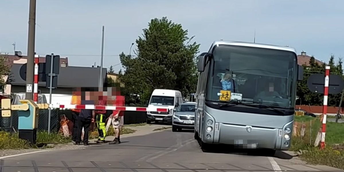 Wrzosów. Kierowca autobusu szkolnego przejechał przez tory mimo opuszczonych szlabanów. 