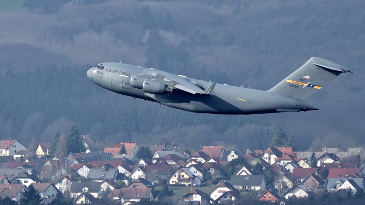 Američki avion poleće iz baze Ramštajn u Nemačkoj 9. marta