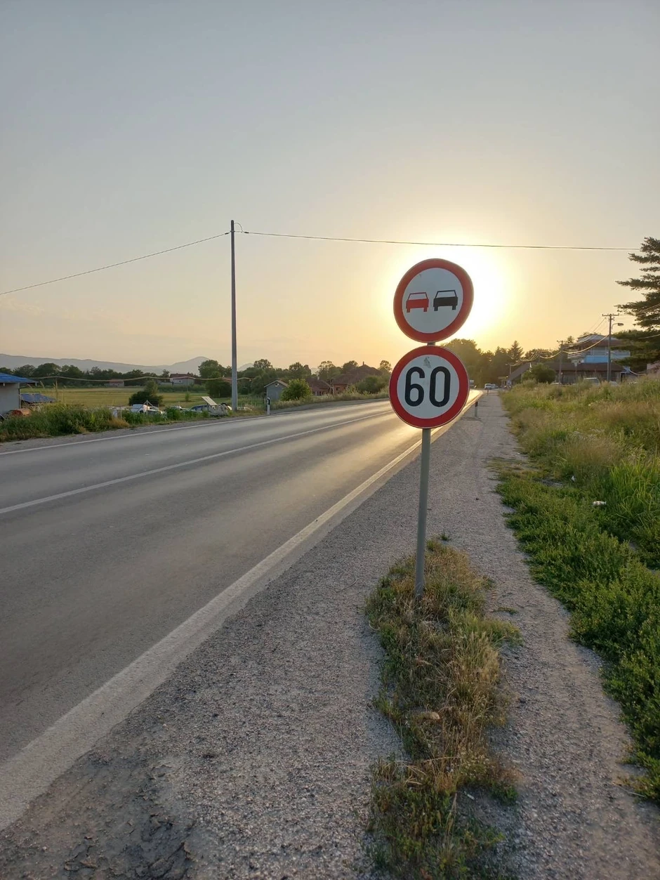 Saobraćajni znakovi "zabrana preticanja motornih vozila" i "ograničenje brzine 60 km/h" nedaleko od mesta nesreće 