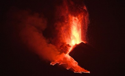 Wulkan Etna jest znów aktywny i wyrzuca z siebie fontanny lawy