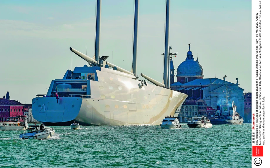 Jacht żaglowy „A” jest największym tego typu  jachtem na świecie, mierzącym ponad 468 stóp,czyli 142,81 m długości. Ma trzy wolnonośne maszty, które są wyższe niż Statua Wolności.