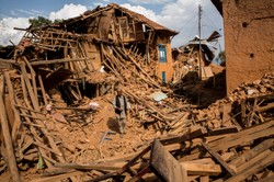 Nepal: 15-latek przetrwał 5 dni w gruzach. WIDEO