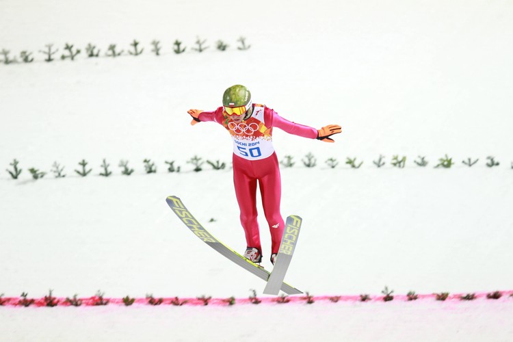 Tak Kamil Stoch frunął po złoto, a potem cieszył się z medalu