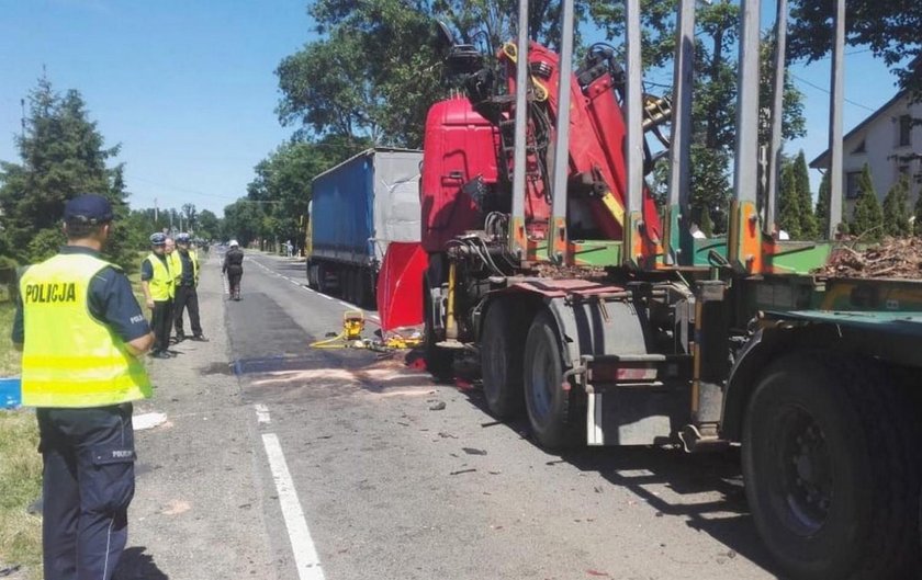 Wypadek w Myszyńcu Starym. Tiry zmiażdżyły Citroena. Zginęły 2 osoby