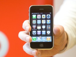 Systemy dla smartfonów: iOS Apple'a zmniejsza dystans do Androida