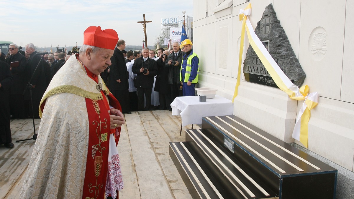 Dzisiaj wmurowano kamień węgielny pod świątynię w Centrum Jana Pawła II "Nie lękajcie się!" wznoszonym w krakowskich Łagiewnikach. Kamień ze szklaną kapsułą zawierającą ziemię z grobu Jana Pawła II został umieszczony w ścianie kościoła, który będzie mu dedykowany i w którym w przyszłości mają się znaleźć jego relikwie. Na razie trwa budowa dolnej części świątyni. W 2006 r. podczas pielgrzymki do Polski kamień węgielny poświęcił Benedykt XVI.