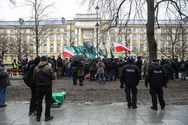 Urzędników pytano też, dlaczego policja nie usunęła trzeciej blokady kontrmanifestantów, obaj wskazali jednak w tej sprawie na policję. Na kolejnej rozprawie mają być przesłuchani dwaj policjanci.