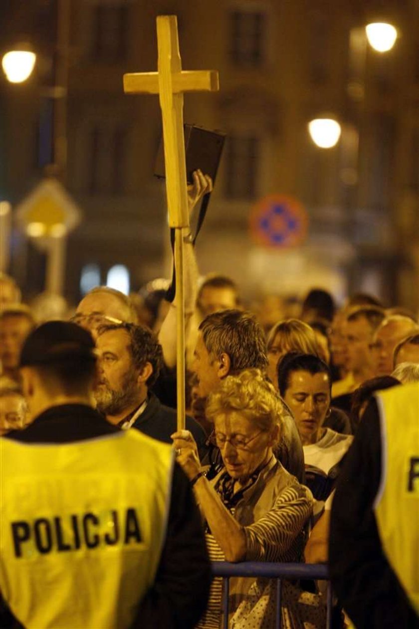 Piknik pod krzyżem przed Pałacem Prezydenckim