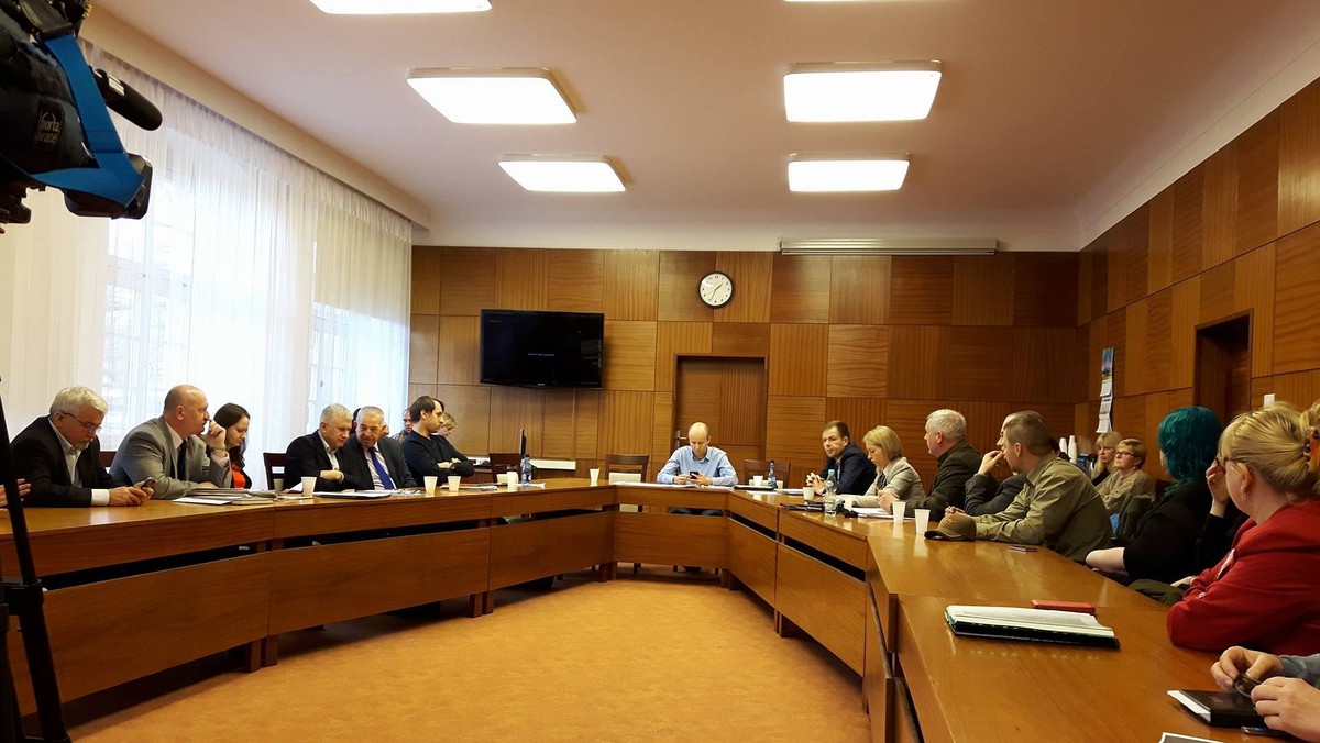 Podczas komisji padły ostre zarzuty w stronę tzw. łowczego miejskiego, Ryszarda Czeraszkiewicza oraz Roberta Starzyka. Oskarżenia dotyczą m.in poświadczania nieprawdy, złego prowadzenia raportów i braku kwalifikacji.