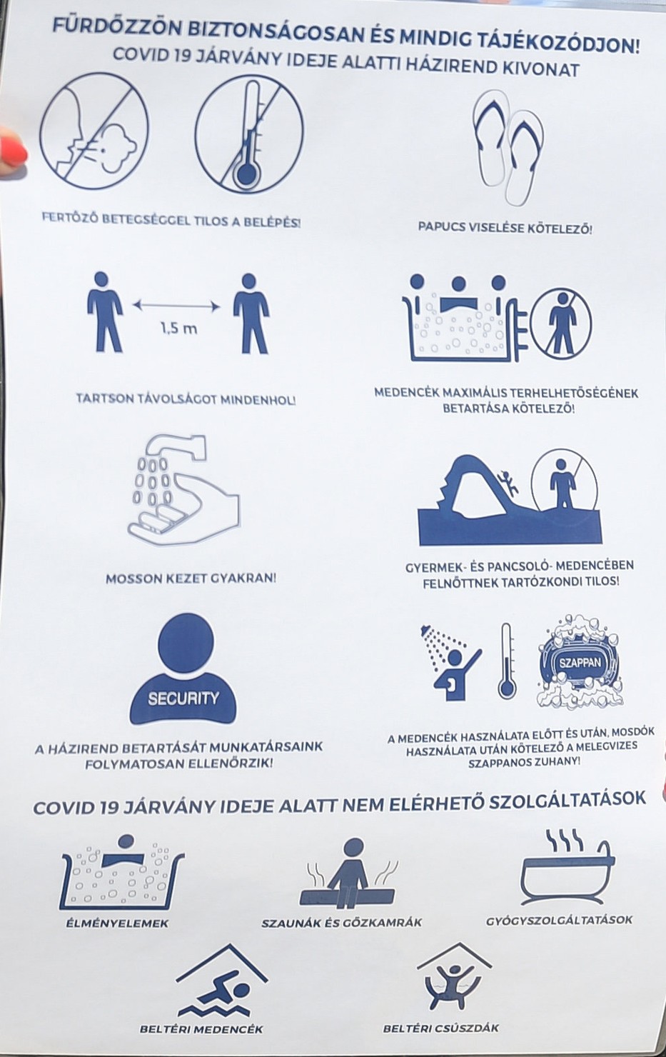 A papucs viselése és a zuhanyzás eddig is ajánlott volt, a szappanos fürdés most már kötelező – mutatta be Szűts Ildikó vezérigazgató a szabályokat /Fotó: MTI Koszticsák Szilárd