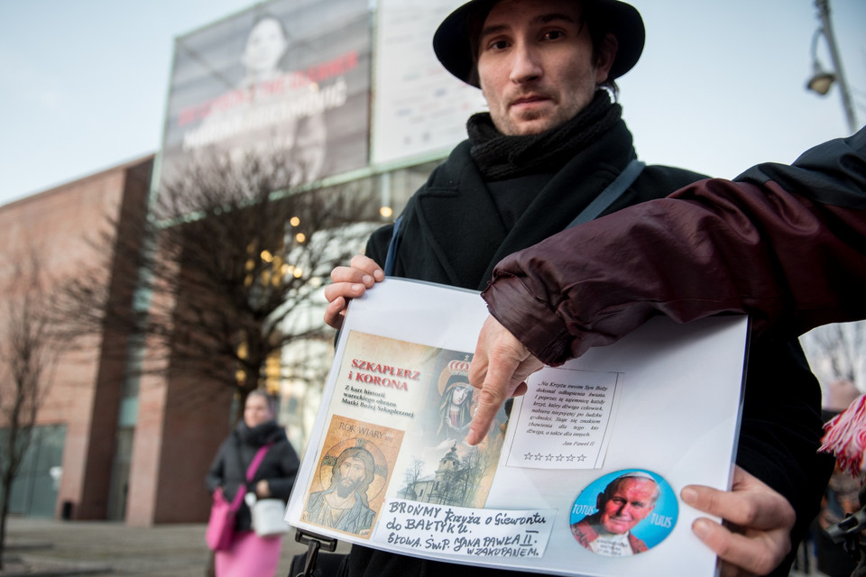  Protest przeciwko wystawie Mariny Abramović w Toruniu