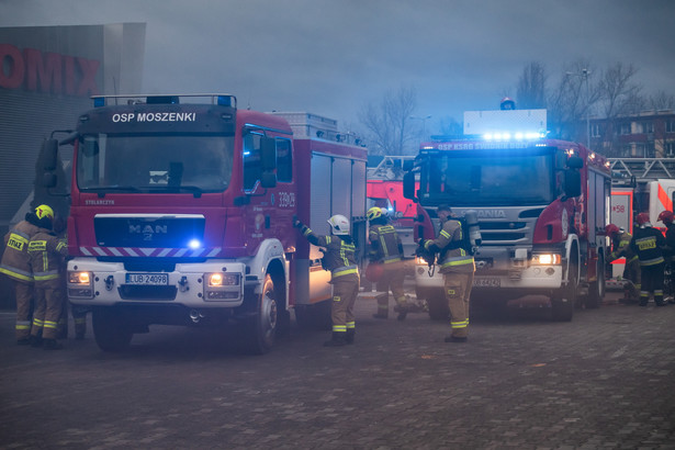 Strażacy podczas akcji gaszenia pożaru magazynu meblowego przy ulicy Łęczyńskiej w Lublinie
