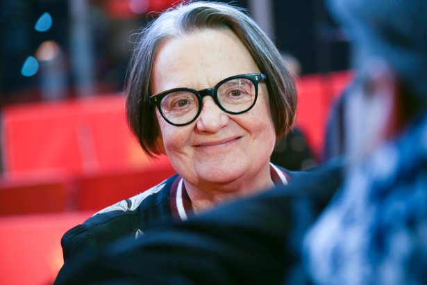 Agnieszka Holland (ur. 1948) ukończyła studia na Wydziale Filmowym i Telewizyjnym Akademii Sztuk Scenicznych w Pradze i rozpoczęła karierę jako asystentka Krzysztofa Zanussiego i uczennica Andrzeja Wajdy, który stał się jej mentorem. Obecnie pracuje m.in. w Polsce, w USA i we Francji, w której mieszka od 1981 r.